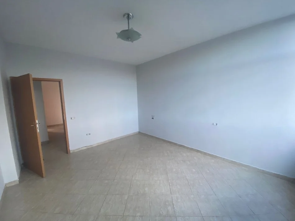 Tirane, jepet me qera apartament 3+1+Ballkon Kati 4, 123 m² 420 € (rruga kongresi manastirit)