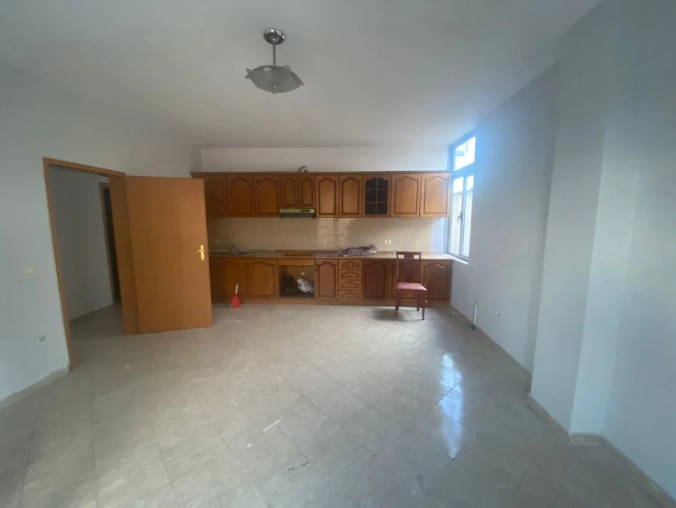 Tirane, jepet me qera apartament 3+1+Ballkon Kati 4, 123 m² 420 € (rruga kongresi manastirit)