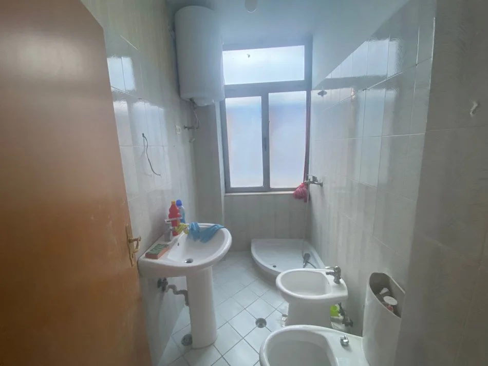 Tirane, jepet me qera apartament 3+1+Ballkon Kati 4, 123 m² 420 € (rruga kongresi manastirit)