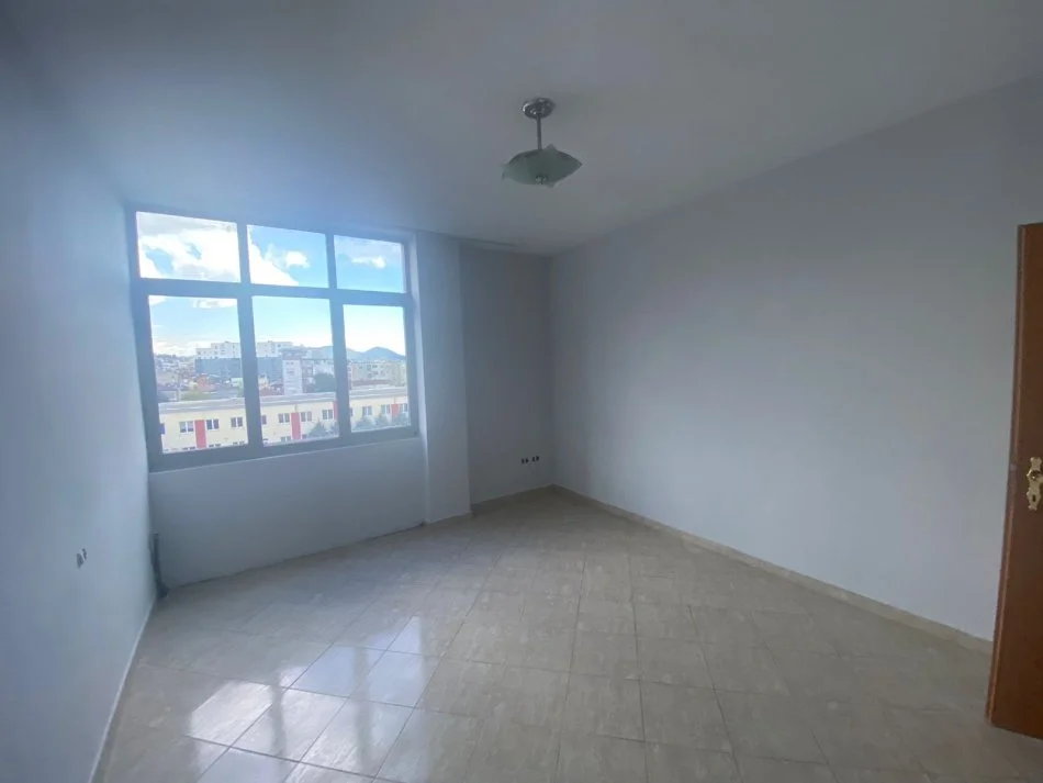 Tirane, jepet me qera apartament 3+1+Ballkon Kati 4, 123 m² 420 € (rruga kongresi manastirit)