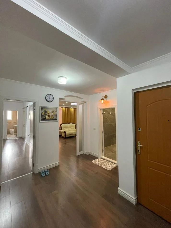 Tirane, jepet me qera apartament 2+1 , 850 € 