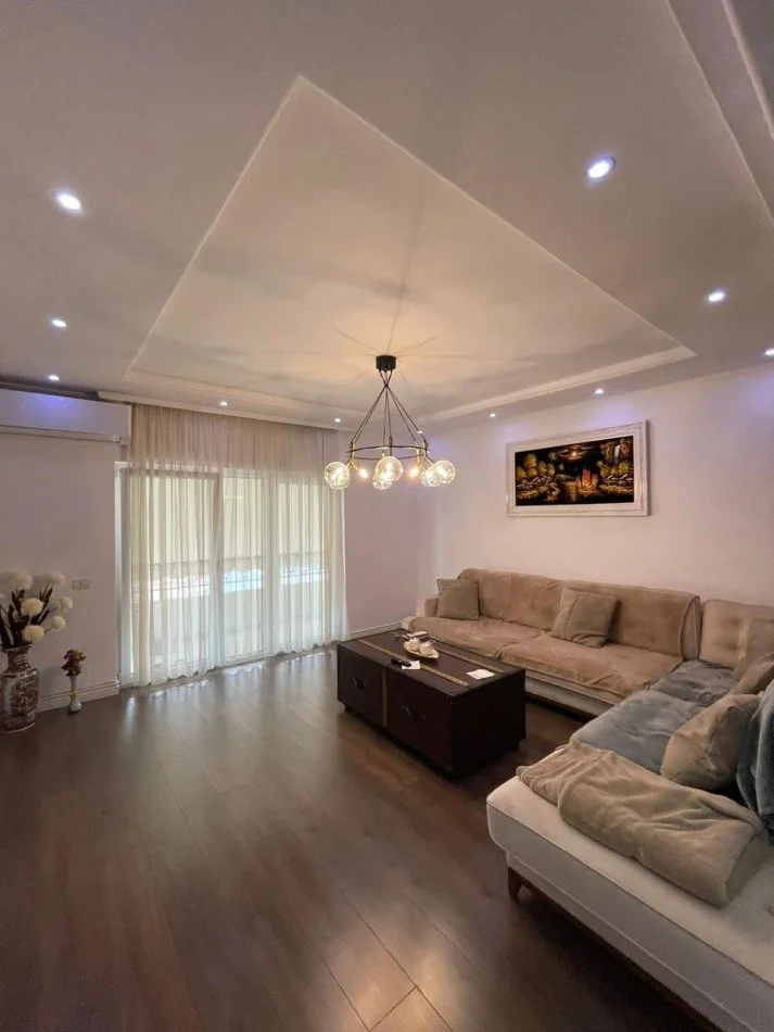 Tirane, jepet me qera apartament 2+1 , 850 € 