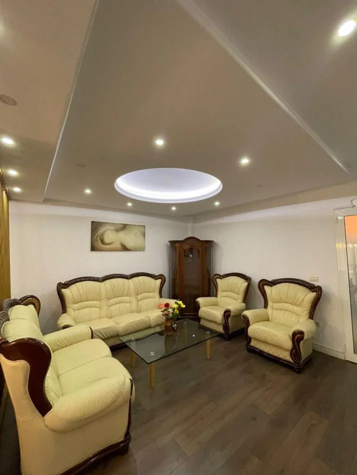 Tirane, jepet me qera apartament 2+1 , 850 € 