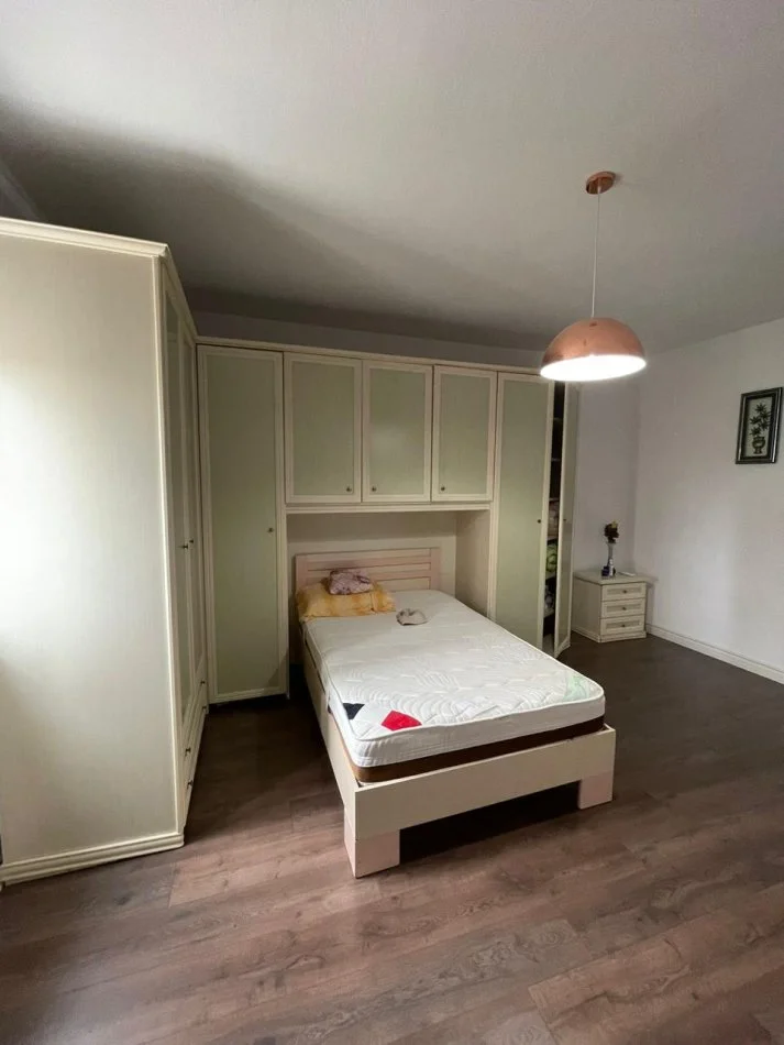 Tirane, jepet me qera apartament 2+1 , 850 € 