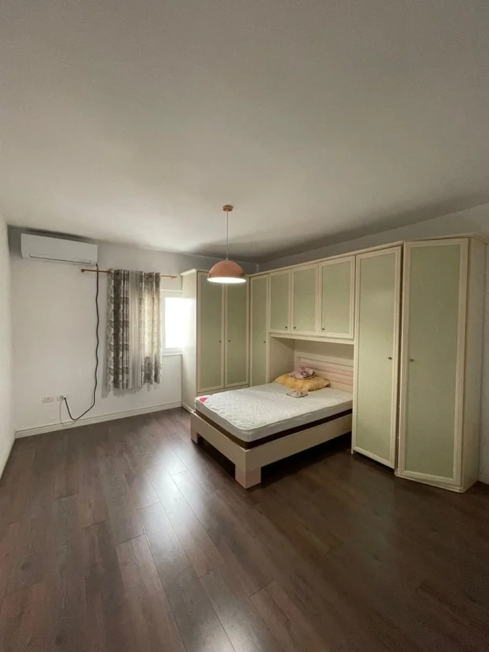 Tirane, jepet me qera apartament 2+1 , 850 € 