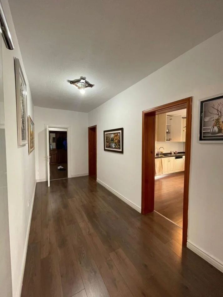 Tirane, jepet me qera apartament 2+1 , 850 € 