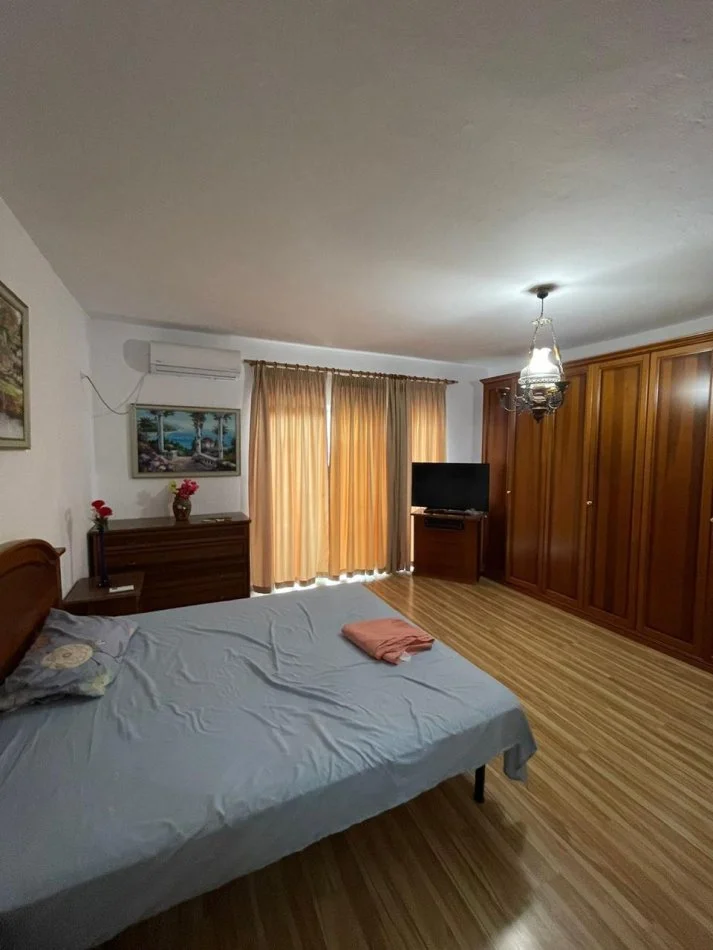 Tirane, jepet me qera apartament 2+1 , 850 € 