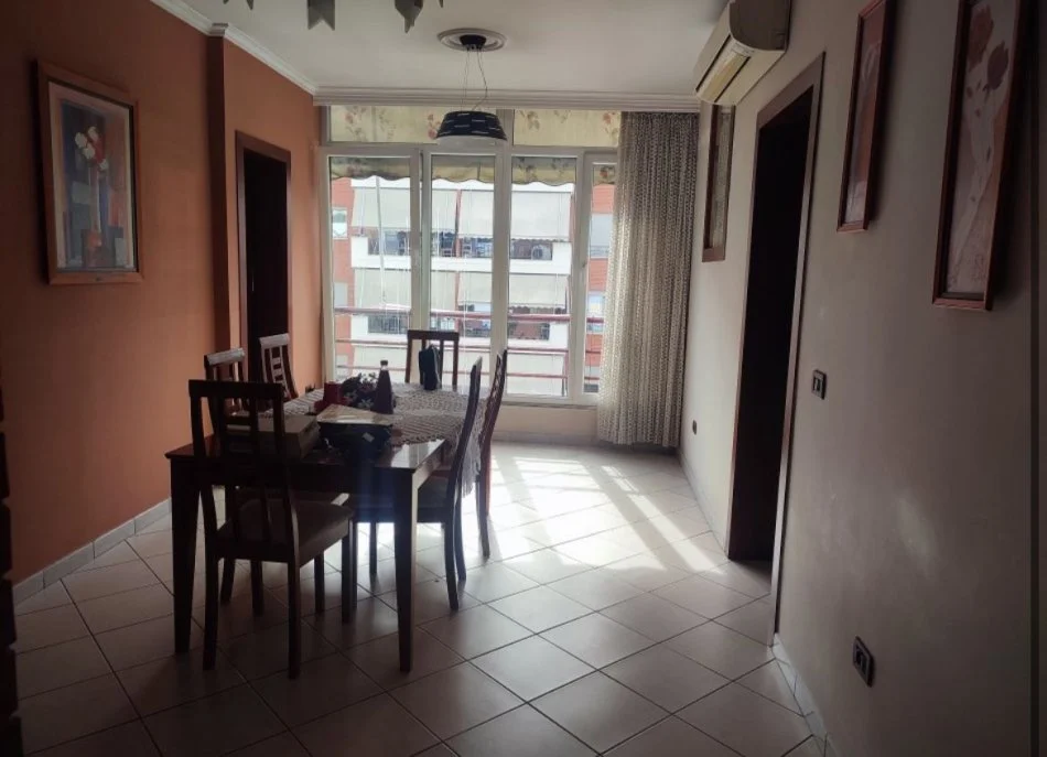 Tirane, jepet me qera apartament 2+1+Ballkon Kati 3, 100 m² 700 € (Rruga e Kavajes)