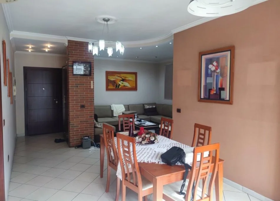Tirane, jepet me qera apartament 2+1+Ballkon Kati 3, 100 m² 700 € (Rruga e Kavajes)