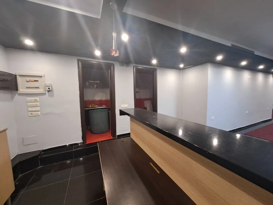 Tirane, Dyqan me qera Kati -1, 150 m² 800 € (5 Maj)