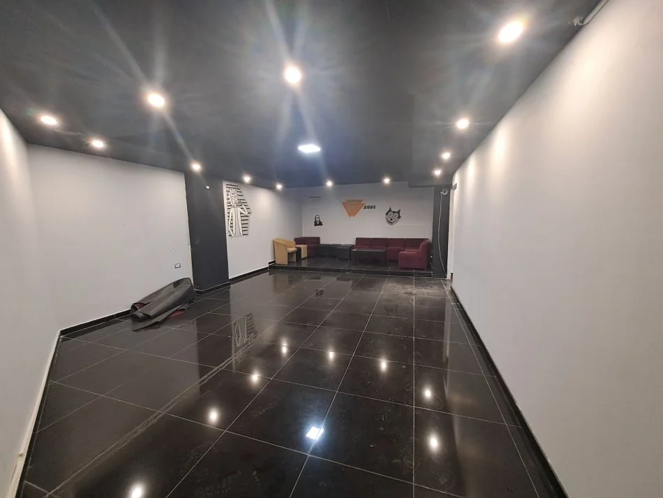 Tirane, Dyqan me qera Kati -1, 150 m² 800 € (5 Maj)