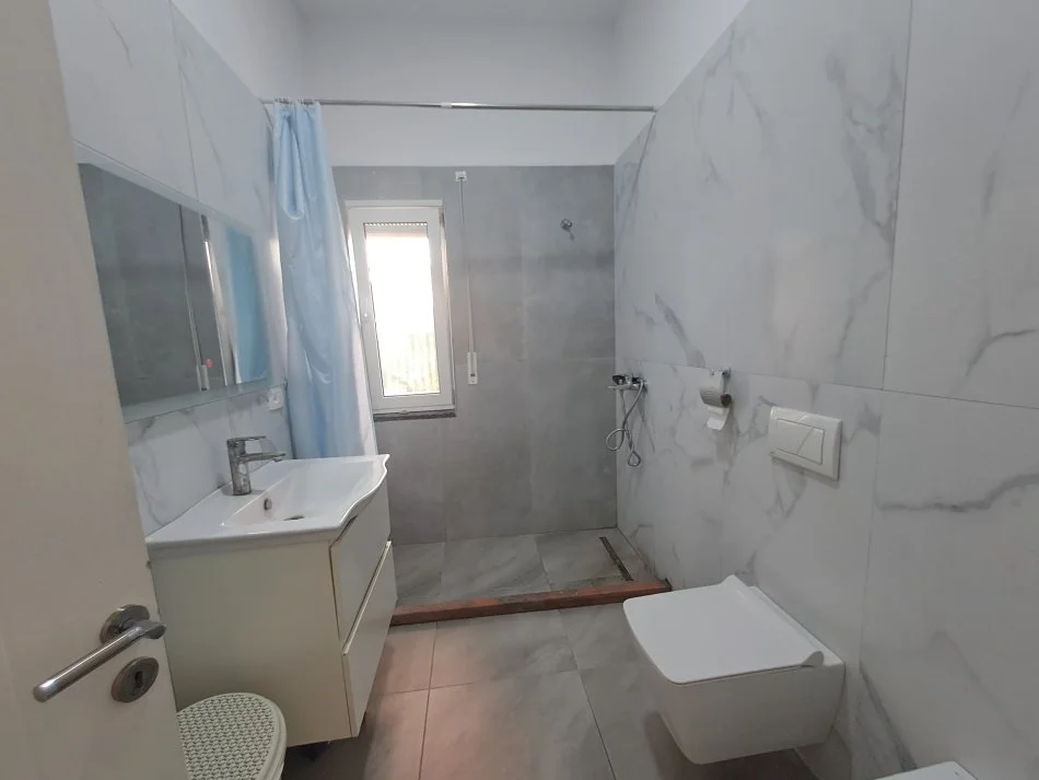 Tirane, Apartament 2+1 me qira Kati -1, 135 m² 750 € (Liqeni Thate)