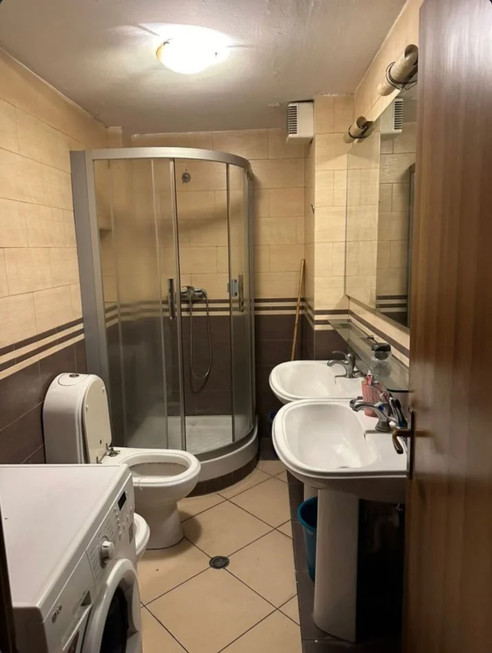 Tirane, jepet me qera apartament 2+1+Ballkon Kati 2, 100 m² 600 € (Selvia)