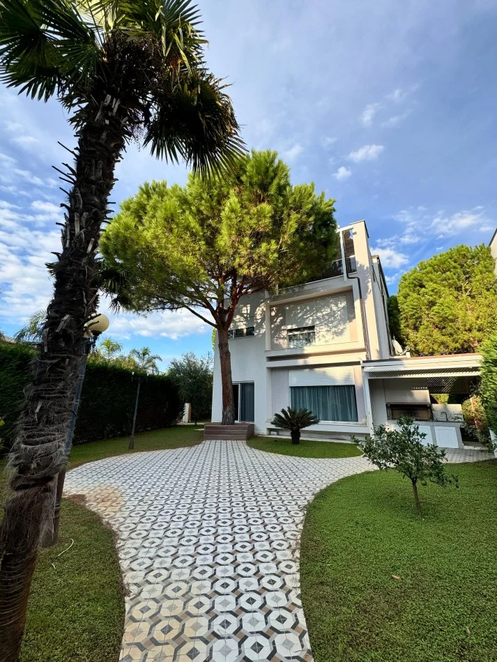 Durres, shitet Vile 4+1 Kati 1, 278 m² 980.000 € (Gjiri i Lalzit)