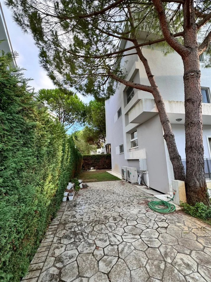 Durres, shitet Vile 4+1 Kati 1, 278 m² 980.000 € (Gjiri i Lalzit)