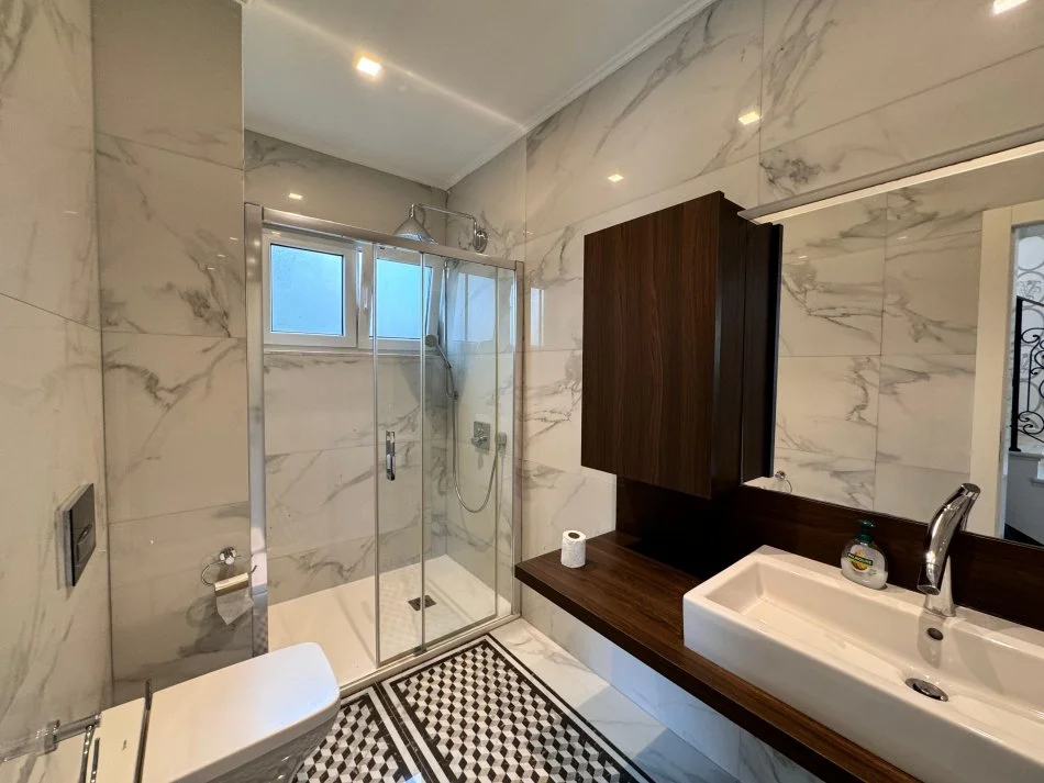 Durres, shitet Vile 4+1 Kati 1, 278 m² 980.000 € (Gjiri i Lalzit)