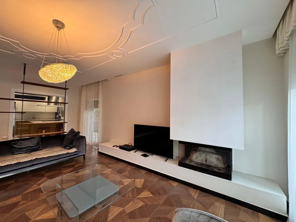 Durres, shitet Vile 4+1 Kati 1, 278 m² 980.000 € (Gjiri i Lalzit)