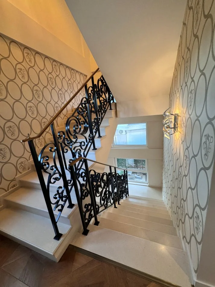 Durres, shitet Vile 4+1 Kati 1, 278 m² 980.000 € (Gjiri i Lalzit)