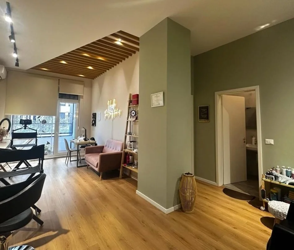 Tirane, jepet me qera dyqan Kati 0, 75 m² 700 € (21 DHJETORI)