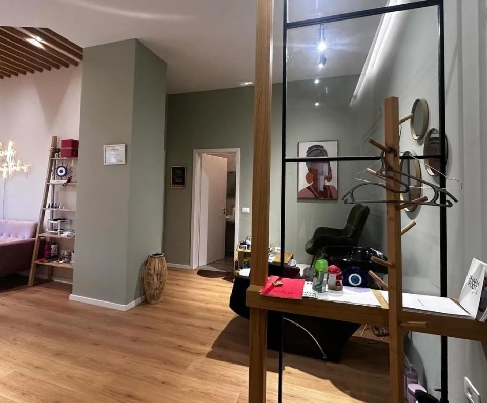Tirane, jepet me qera dyqan Kati 0, 75 m² 700 € (21 DHJETORI)