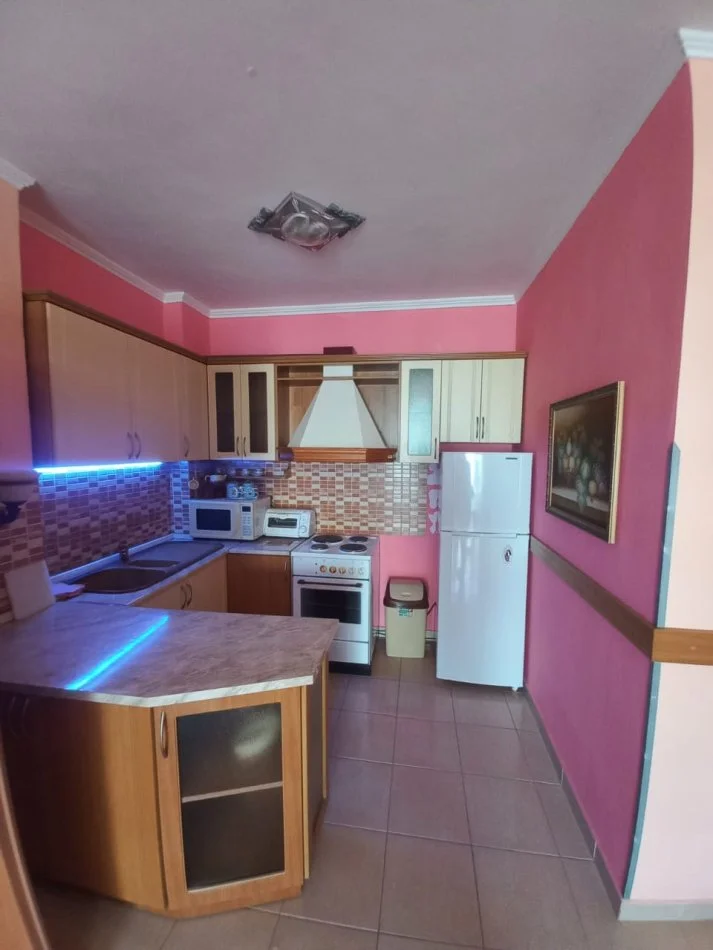 Durres, jepet me qera apartament 1+1 Kati 6, 300 € (Plazh Iiria, Durres)