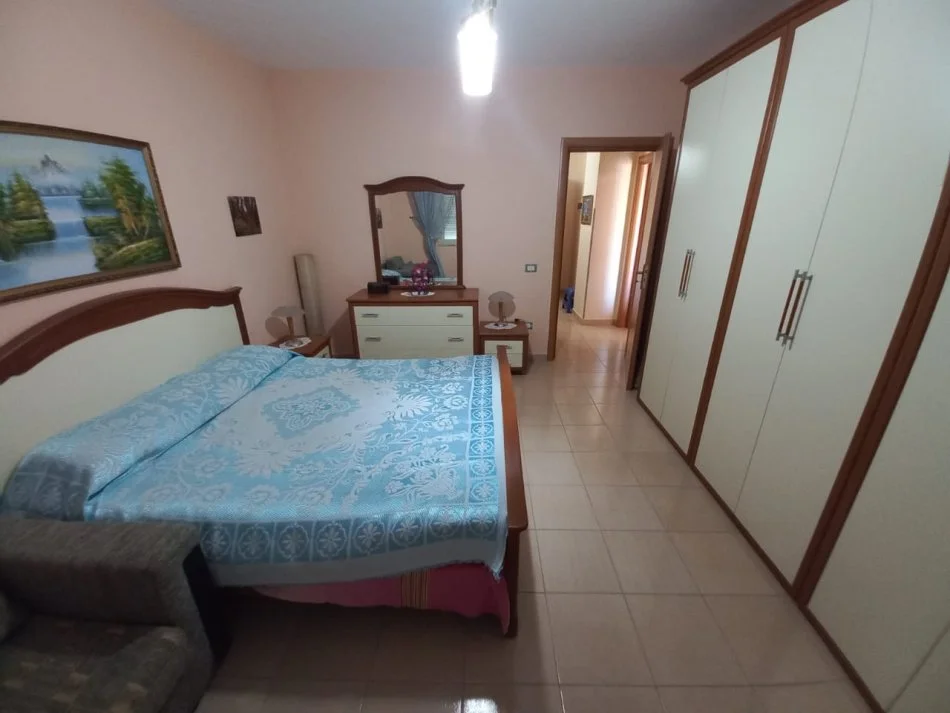 Durres, jepet me qera apartament 1+1 Kati 6, 300 € (Plazh Iiria, Durres)