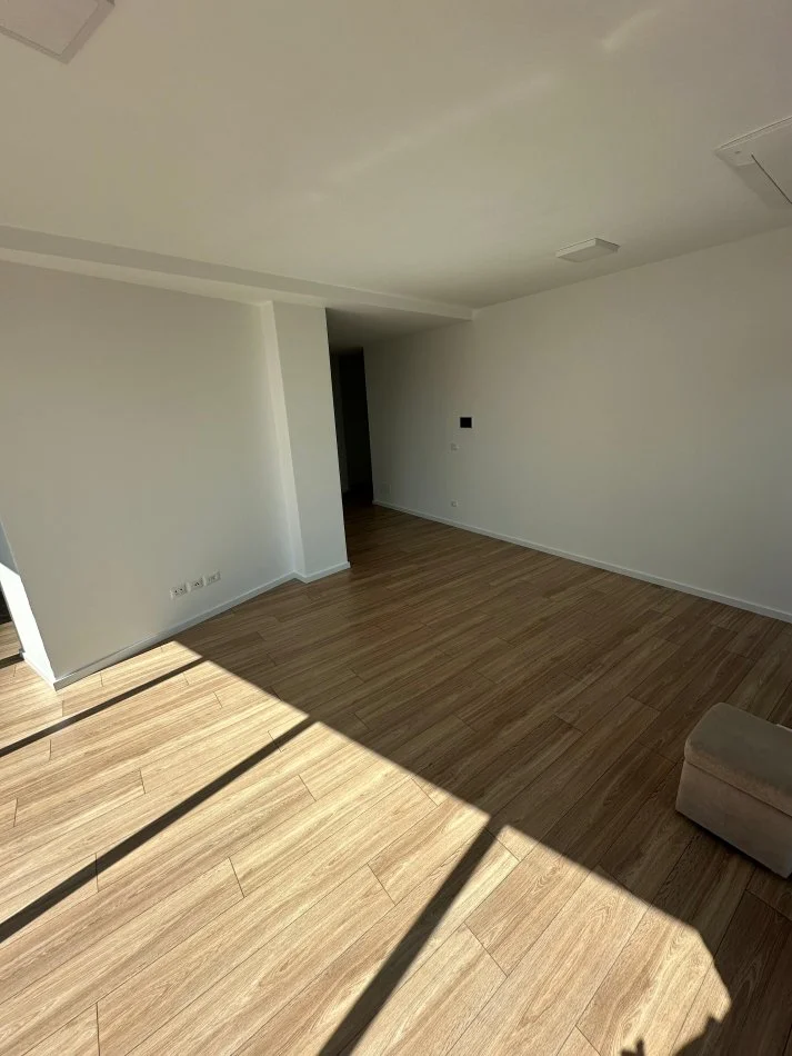Tirane, jepet me qera zyre Kati 4, 200 m² 1.500 € (Rruga e Kosovareve)