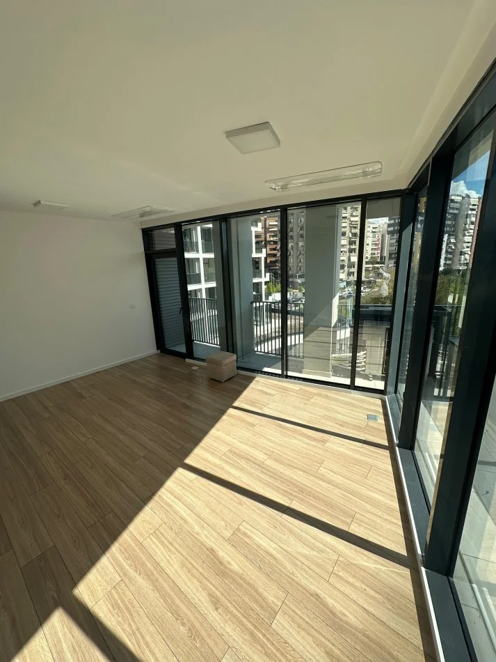 Tirane, jepet me qera zyre Kati 4, 200 m² 1.500 € (Rruga e Kosovareve)