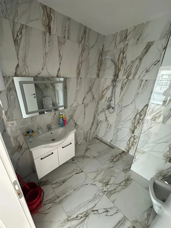 Tirane, jepet me qera zyre Kati 4, 200 m² 1.500 € (Rruga e Kosovareve)