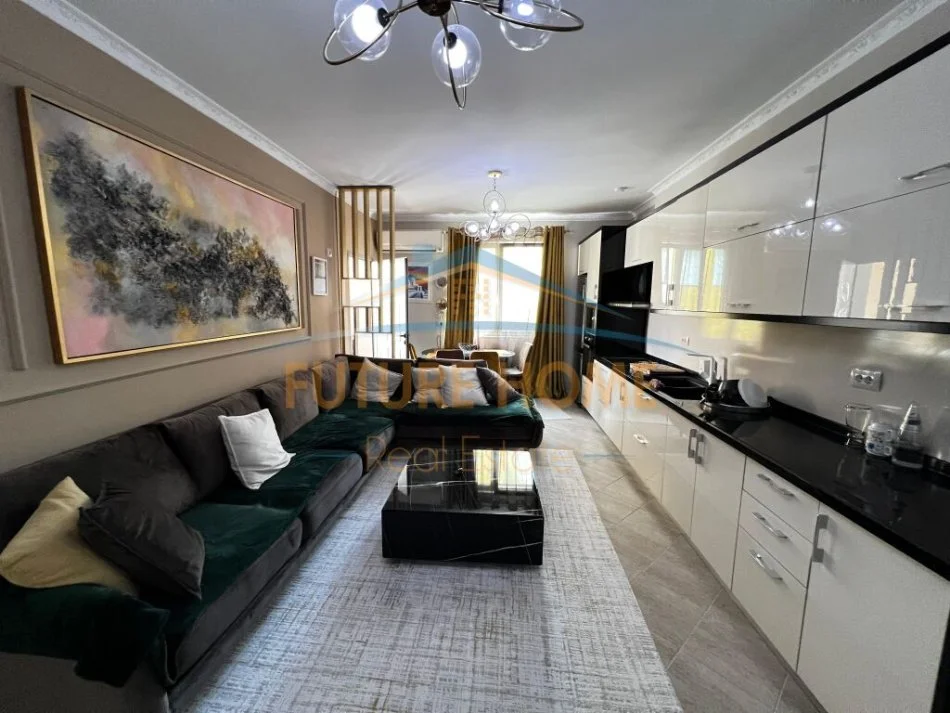 Tirane, jepet me qera apartament 2+1+Ballkon Kati 4, 88 m² 700 € (Rruga Rrapo Hekali)