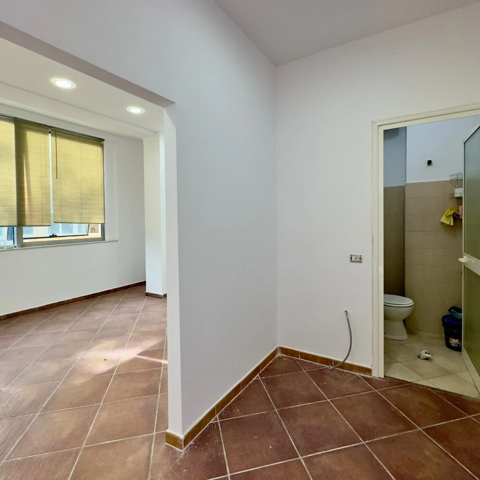 Tirane, Ambient biznesi me qira  Kati 1, 56 m² 450 € (Selvia)