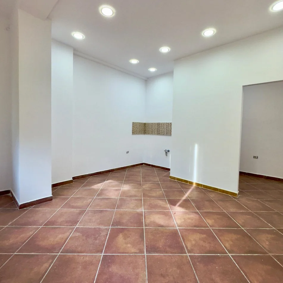 Tirane, Ambient biznesi me qira  Kati 1, 56 m² 450 € (Selvia)