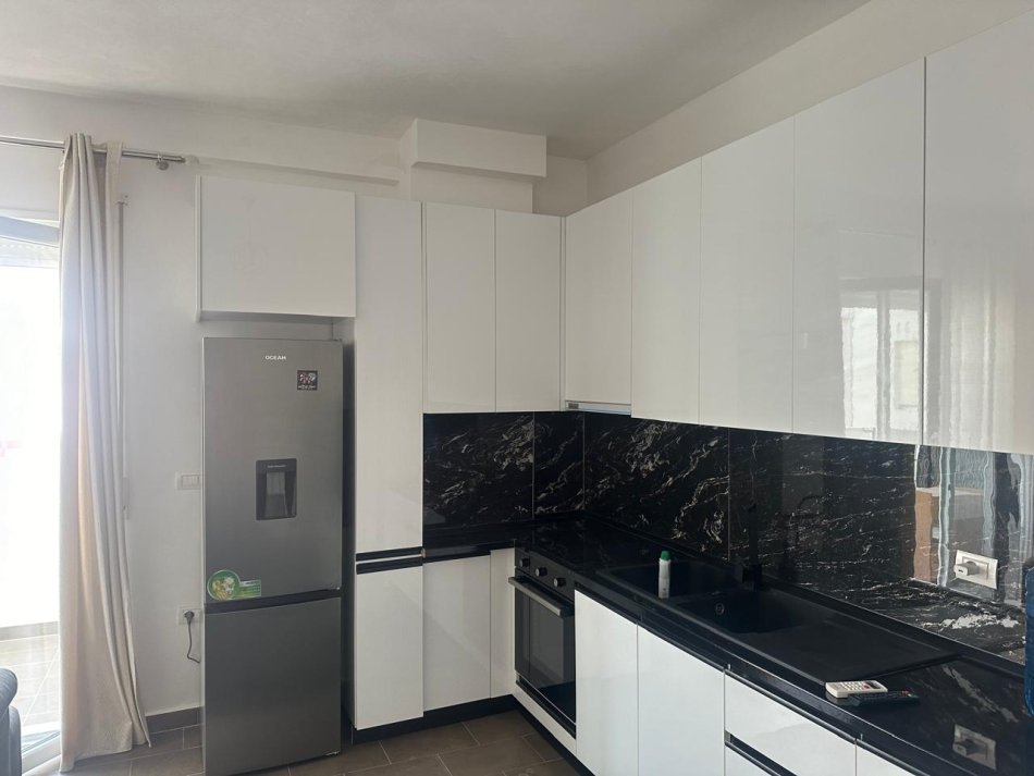 Tirane, jepet me qera apartament 1+1 , 350 € (Fresk)