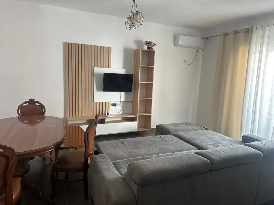 Tirane, jepet me qera apartament 1+1 , 350 € (Fresk)