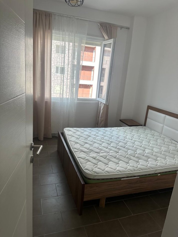 Tirane, jepet me qera apartament 1+1 , 350 € (Fresk)