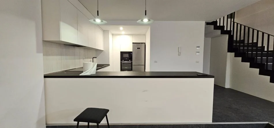 Tirane, shes Shitet komplet guzhina 1.800 €