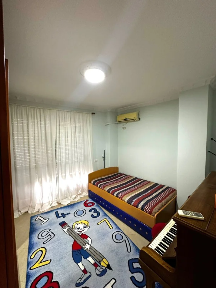 Tirane, jepet me qera apartament 2+1+Ballkon Kati 8, 120 m² 550 € (astir)