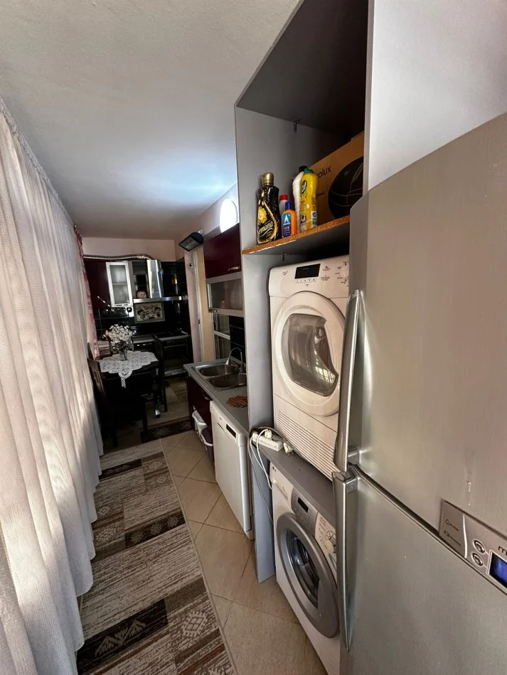 Tirane, jepet me qera apartament 2+1+Ballkon Kati 8, 120 m² 550 € (astir)