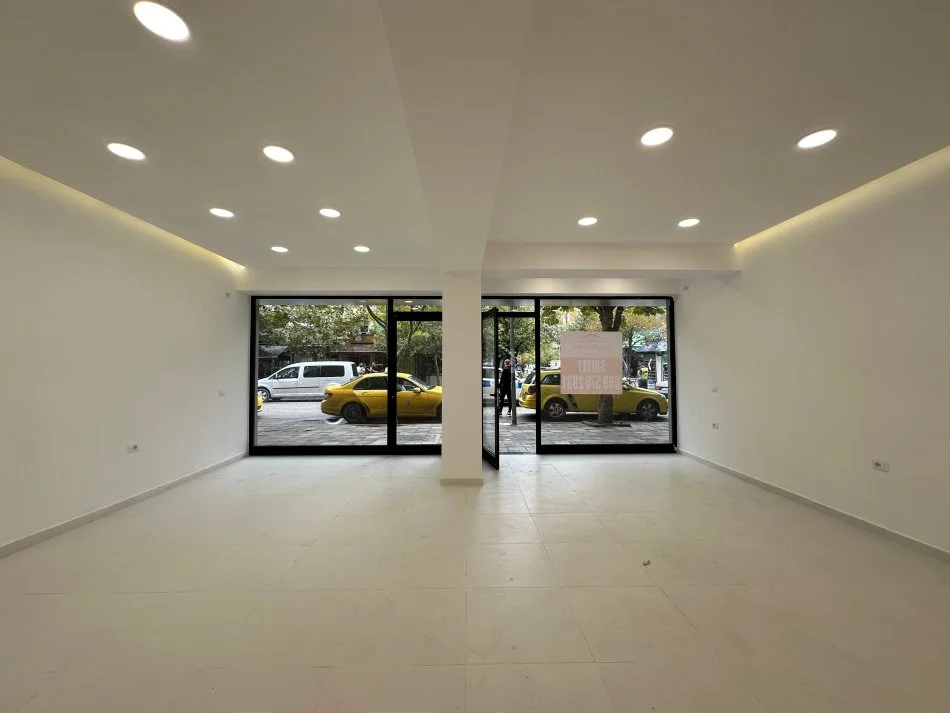 Tirane, jepet me qera dyqan Kati 0, 83 m² 2.000 € (URA NISHARAKUT)