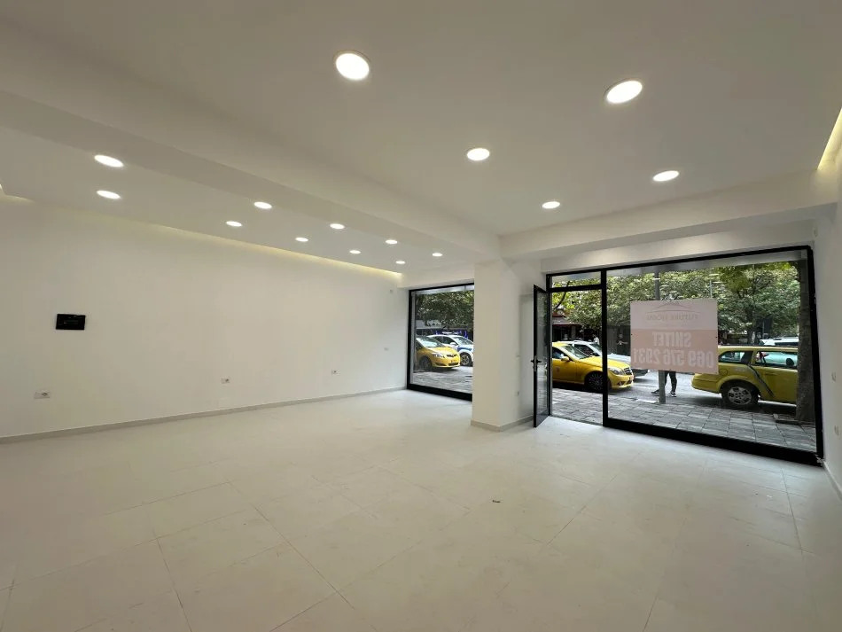 Tirane, jepet me qera dyqan Kati 0, 83 m² 2.000 € (URA NISHARAKUT)