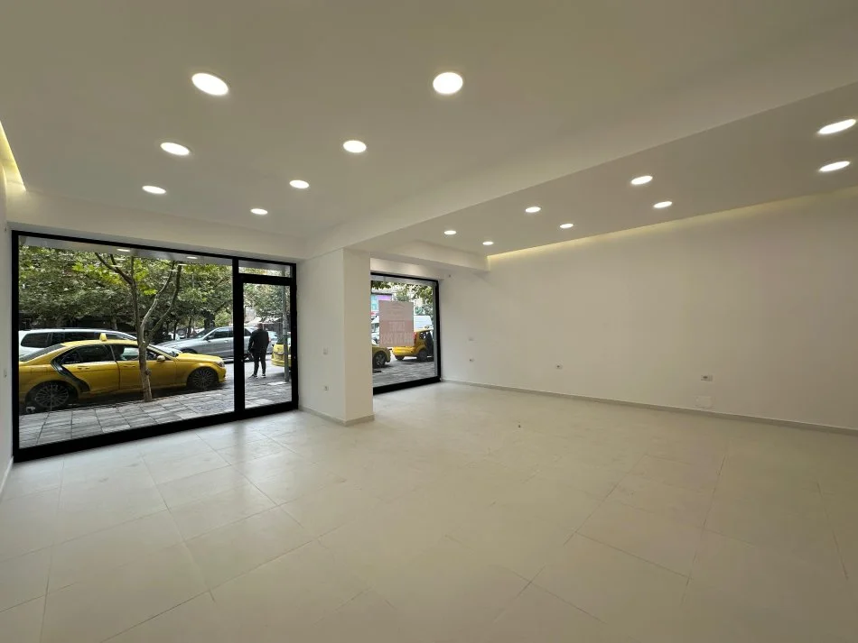 Tirane, jepet me qera dyqan Kati 0, 83 m² 2.000 € (URA NISHARAKUT)