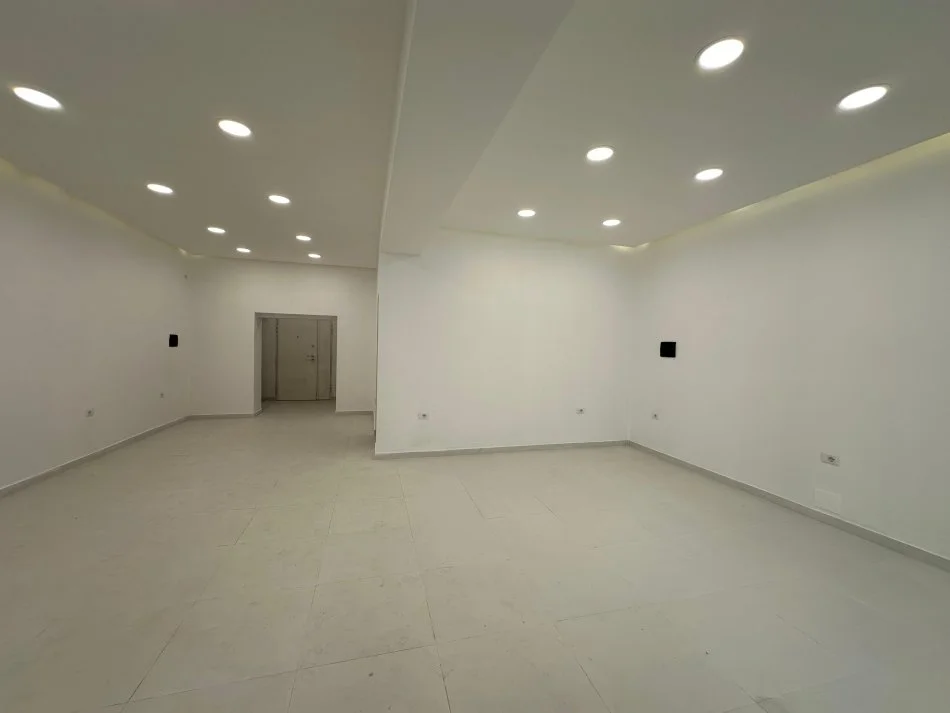 Tirane, jepet me qera dyqan Kati 0, 83 m² 2.000 € (URA NISHARAKUT)