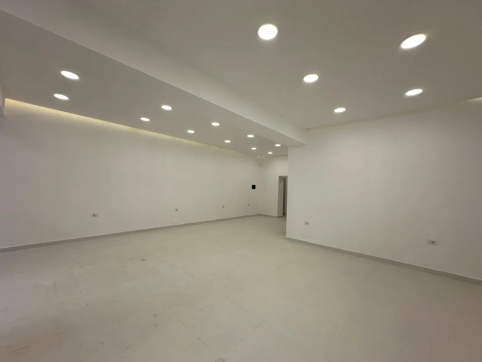 Tirane, jepet me qera dyqan Kati 0, 83 m² 2.000 € (URA NISHARAKUT)