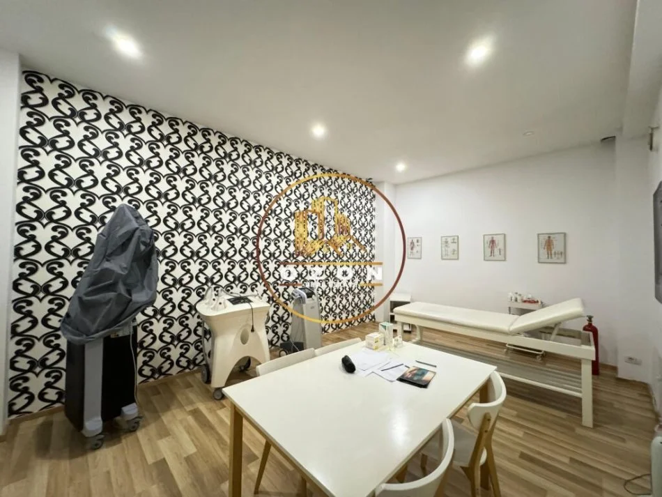 Tirane, shitet ambjent biznesi Kati 1, 180 m² 180.000 € (Rruga Perlat Rexhepi , Bllok)