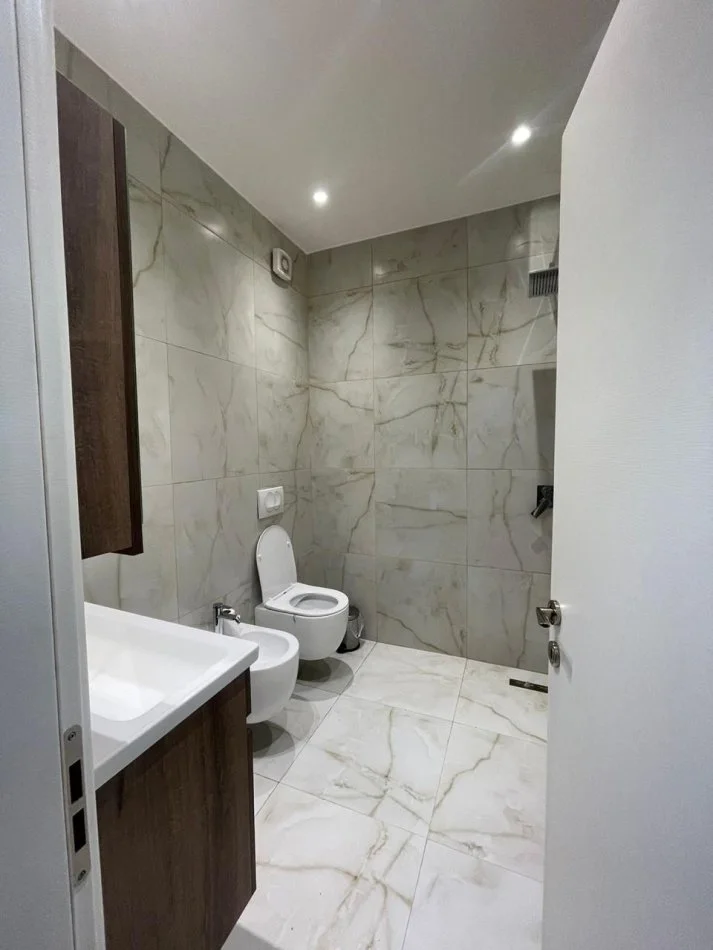 Tirane, jepet me qera apartament 2+1 Kati 4,80 m² 750 € (Selvia)