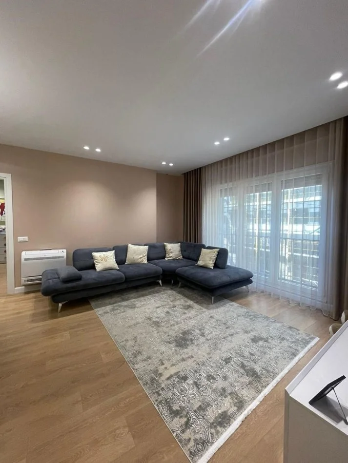 Tirane, jepet me qera apartament 2+1 Kati 4,80 m² 750 € (Selvia)