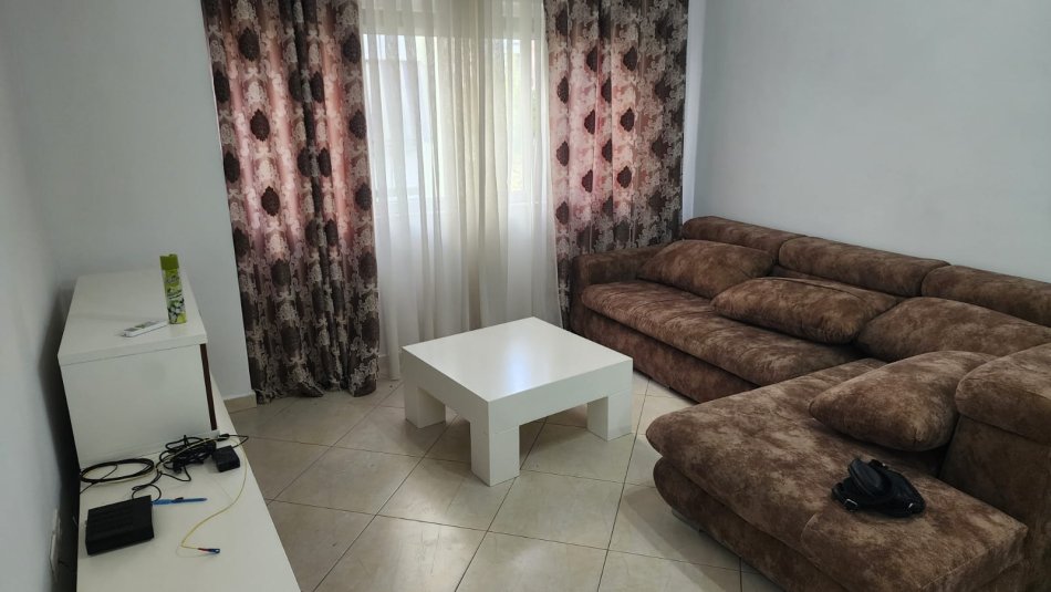 Tirane, jepet me qera 1+1+Ballkon Kati 8, 68 m² 400 € (misto mame)