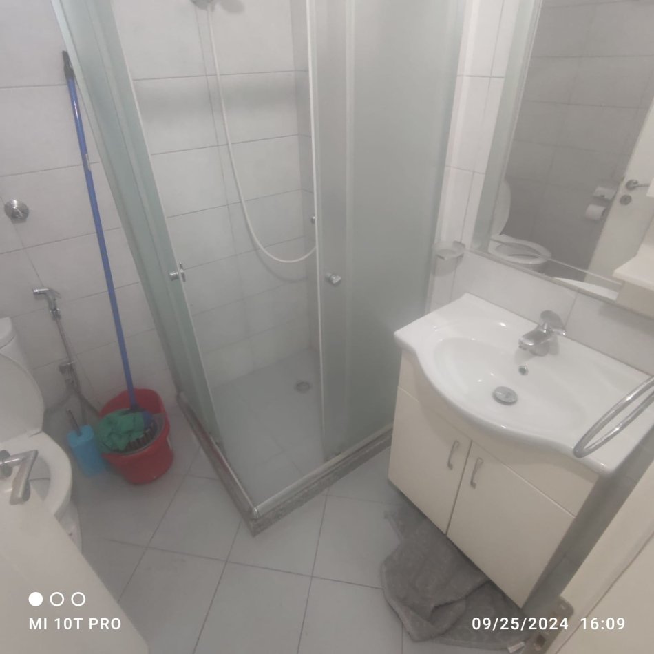 Tirane, jepet me qera apartament 2+1+Aneks+Ballkon Kati 3, 64 m² 600 € (Pallatet Agimi)