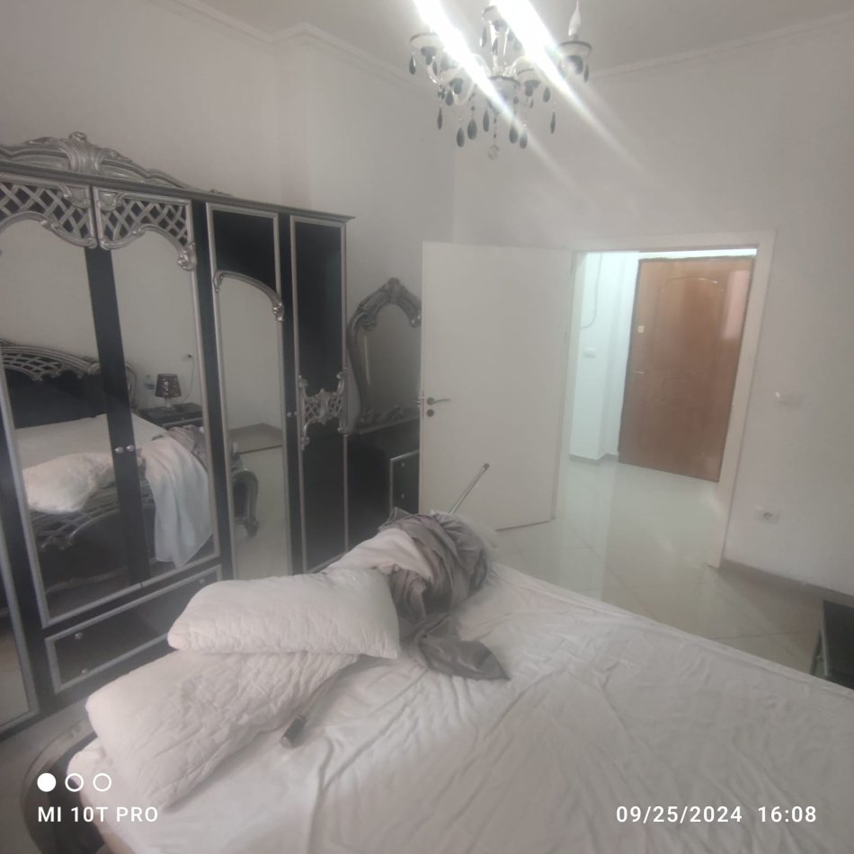 Tirane, jepet me qera apartament 2+1+Aneks+Ballkon Kati 3, 64 m² 600 € (Pallatet Agimi)