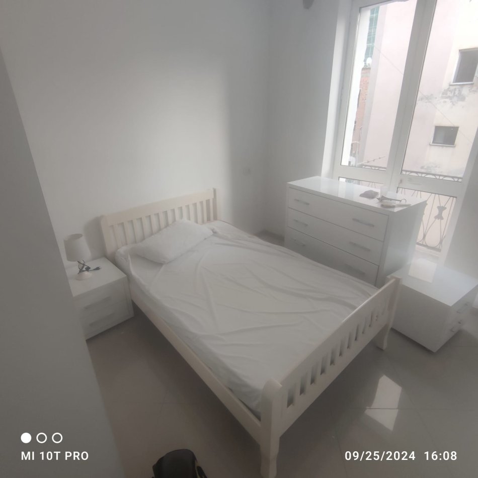 Tirane, jepet me qera apartament 2+1+Aneks+Ballkon Kati 3, 64 m² 600 € (Pallatet Agimi)